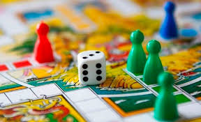 Joc de societate cu pioni colorați pentru familie